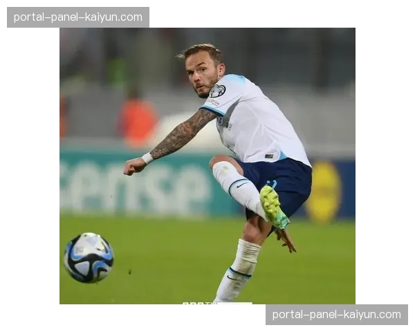 特写镜头：詹姆斯·麦迪逊主罚任意球前与孙兴慜的耳语交流