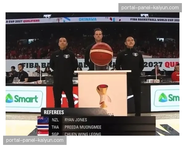 场边镜头：美因茨主帅因抗议判罚被主裁判出示黄牌警告