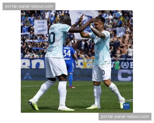 终场哨响，为保级苦战获胜的恩波利球员跪地痛哭